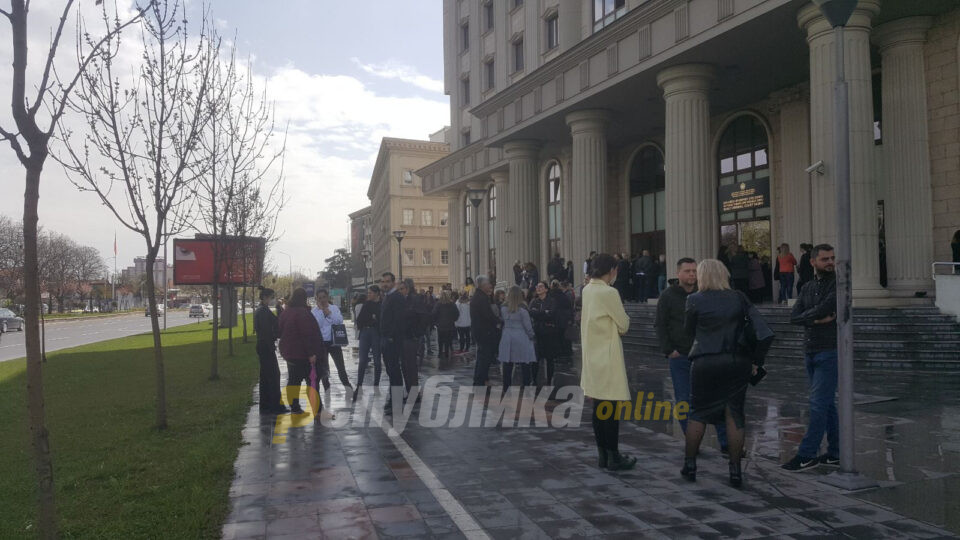 Протести низ цела земја: На улица вработените кај Пендаровски, министерствата, судовите, администрацијата, лекарите…