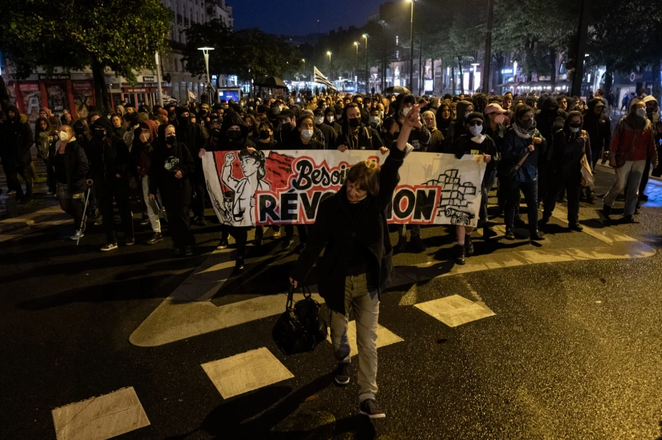 Французите на улица бараа нова револуција по повторната победа на Макрон