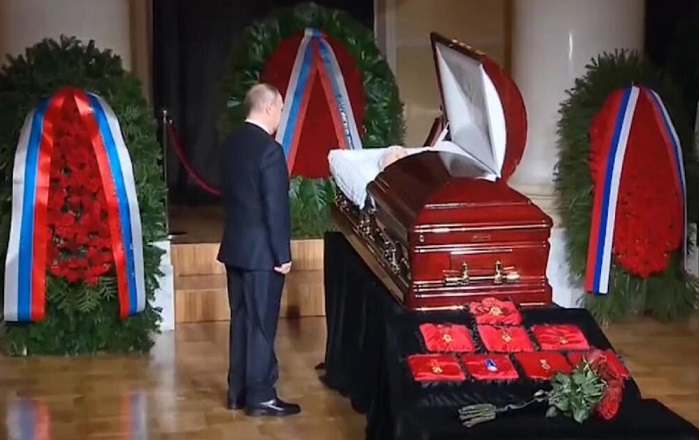 Црвени ружи и припадници од претседателскиот полк: Путин со последен поздрав за Жириновски