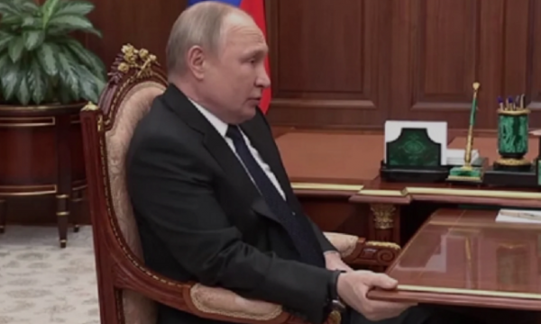 Путин потпиша закон за затворски казни за секој што ја загрозува безбедноста на Русија