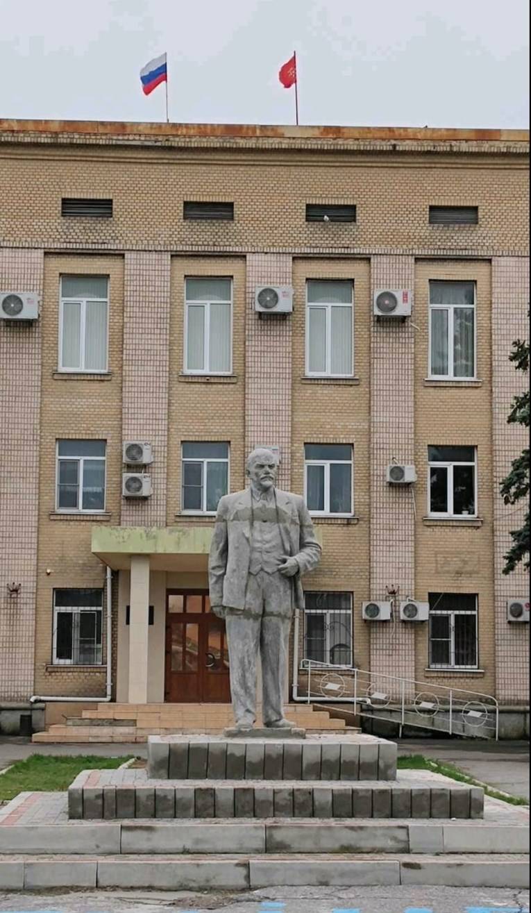 Статуа на Ленин повторно во Хеническ, украински град близу Крим – под контрола на Русите