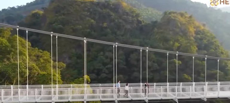 Ова е најдолгиот стаклен мост во светот
