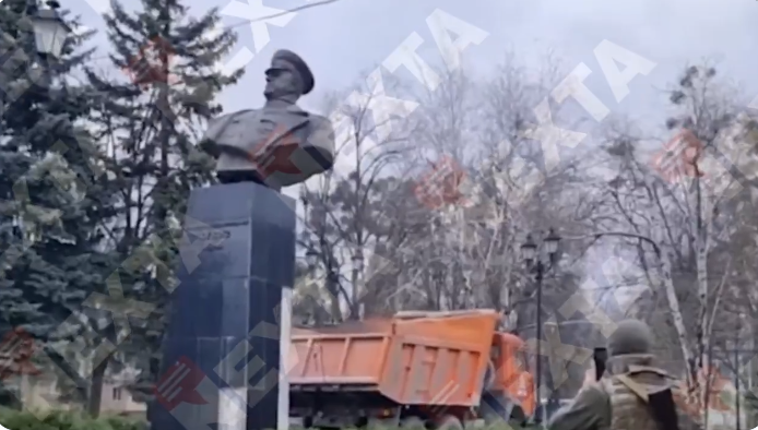 Украински војници ја урнаа бистата на командантот кој ја порази нацистичка Германија во Втората светска војна