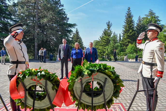 Владина делегација положи венец свежо цвеќе на спомен обележјето на партизанските гробишта во Бутел во чест на 9 Мај