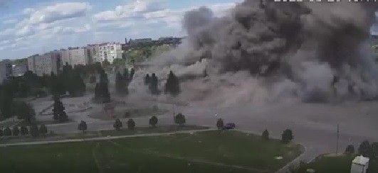 Зеленски објави видео: Проектил погоди зграда, загинаа 11 лица, меѓу нив и дете