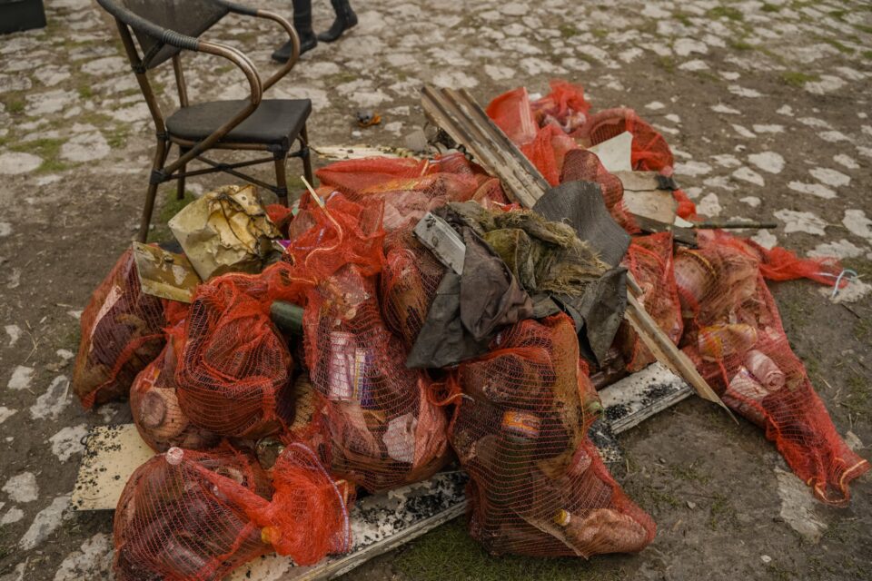 Огромна количина пластични шишиња, лименки, автомобилски гуми, градежен шут извадија нуркачите од Охридско езеро