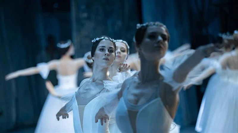 Се одржа балетска премиера Лавов проследена со пораката: Почитувани гости, нашиот настан ќе биде прекинат во случај на тревога за воздушен напад