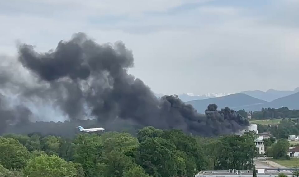 Голем пожар избувна на аеродромот во Женева