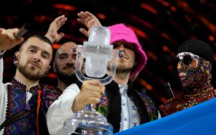 Бендот кој победи на Евровизија го продаде трофејот за да купи дронови за украинската војска