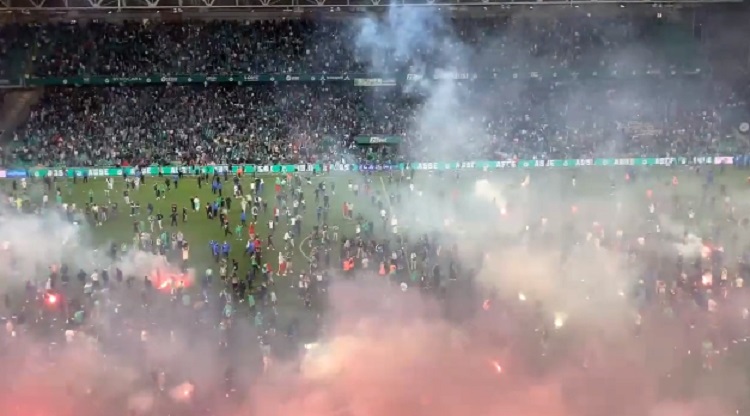 Сент Етјен испадна, навивачите со факели удрија по фудбалерите
