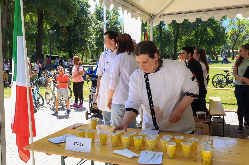 7 Амбасади на земји членки на ЕУ и учениците од средното угостителско „Лазар Танев“ на кулинарски собир на Школка