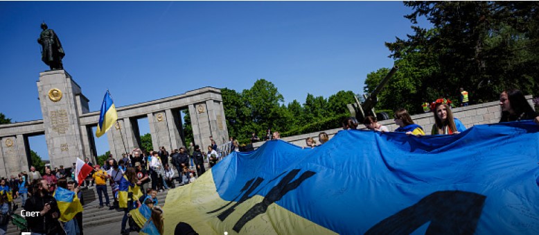 Берлинската полиција го отстрани украинското знаме од советскиот меморијален центар