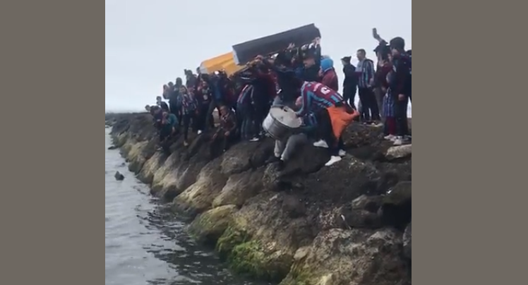 Морбидна прослава во Турција: Навивачите на Трабзон фрлаа ковчези во море