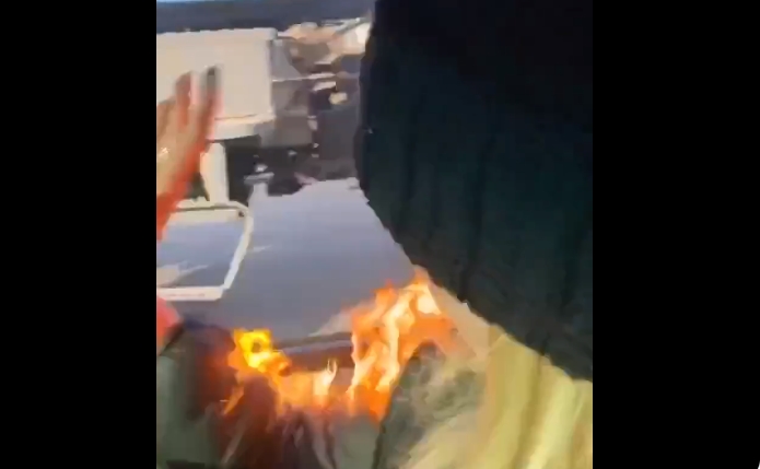 Украинка од автомобил фрла молотов коктел врз руски тенк
