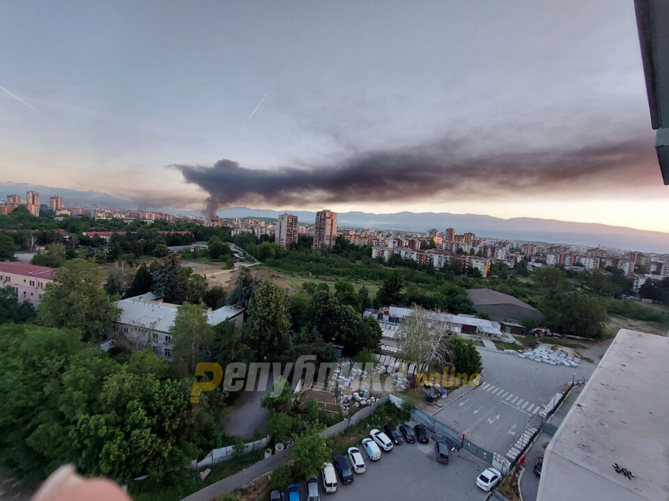 Пожар во Аеродром, црн чад се крена над Скопје