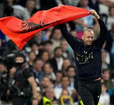 Албанско знаме се развиори на мечот Реал-Сити