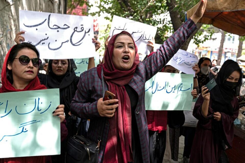 Авганистанки излегоа на протест против задолжителното носење бурка