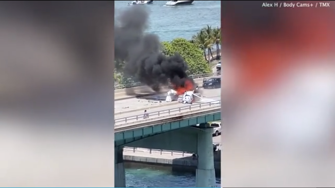 Авион се урна врз автомобил на мост во Мајами