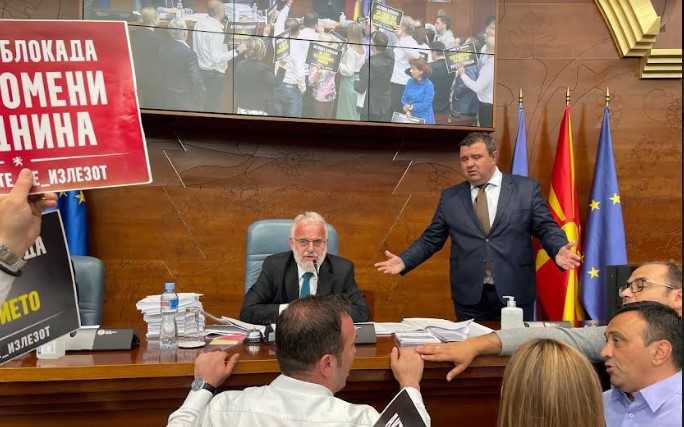Тензично во законодавниот дом, ВМРО-ДПМНЕ му порача на Џафери: Не е ваше Собранието