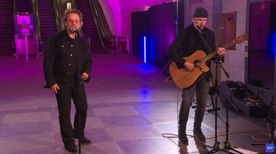 Боно во метрото во Киев ги пееше хитовите на U2