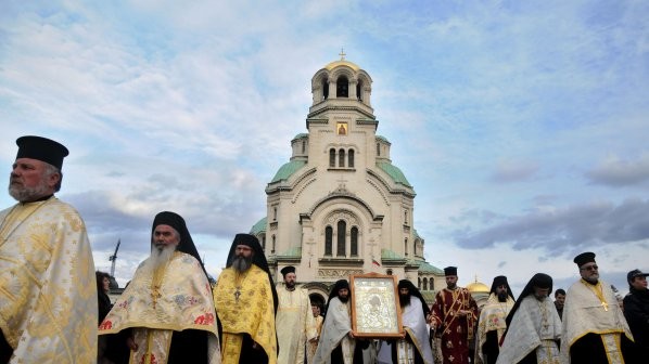 Бугарски медиуми: Скандал! Скопје ја украде бугарската Охридска архиепископија