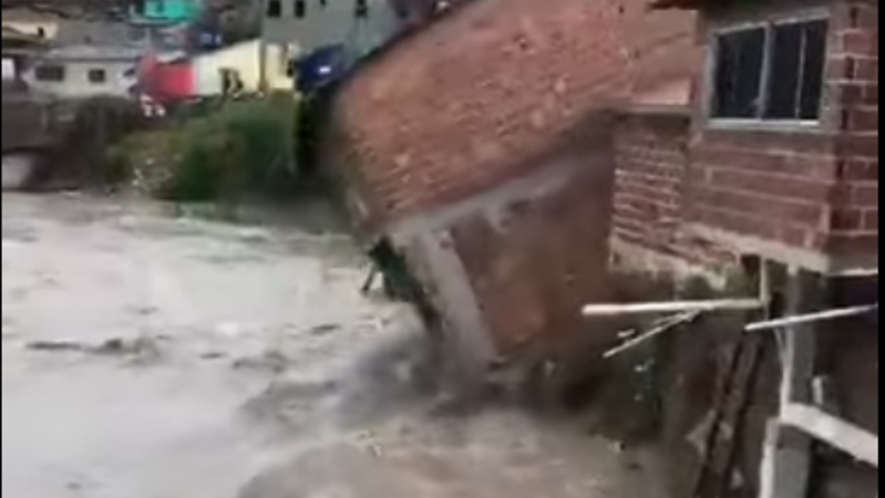 Катастрофа во Бразил, најмалку 35 загинати во поплави и одрони