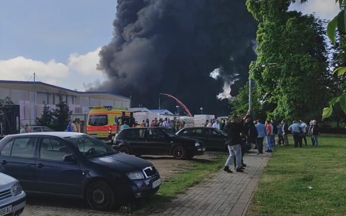 Пристигна и Брза помош, пожарот во Тетово се шири на околните објекти