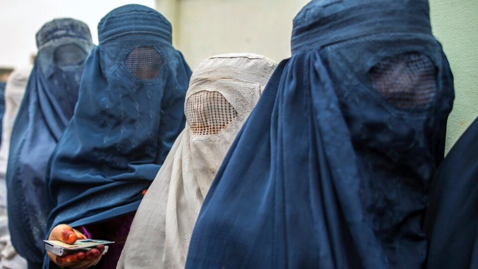 Најстрога талибанска одлука по враќањето на власт: Сите жени мора да носат бурка, подобро да останат дома