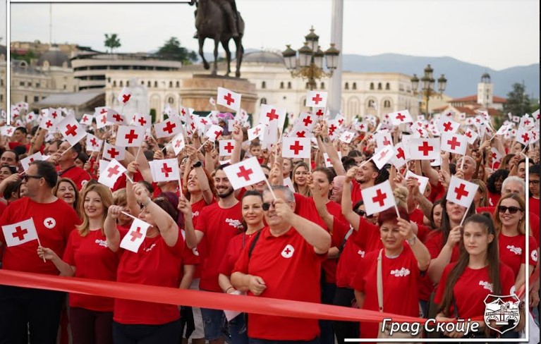 Дефиле на хуманоста „За Скопје со љубов“ за одбележување 77 години постоење на Црвен крст на град Скопје