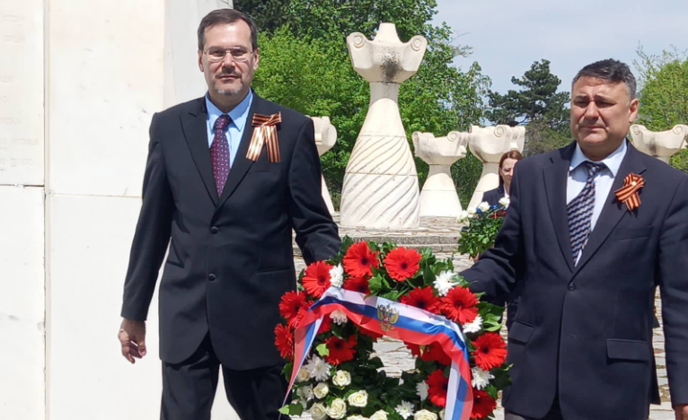 Делегација на руската амбасада ја посети “Могилата на непобедените” во Прилеп по повод Денот на победата