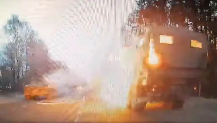 Руско оклопно возило во движење разнесе украински камион