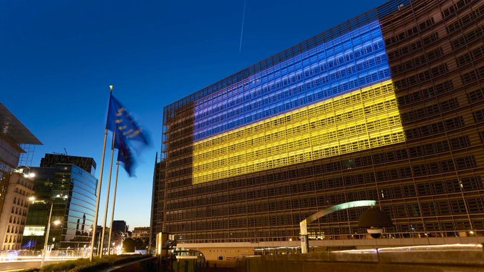 Зградите на ЕУ во боите на украинското знаме по повод Денот на Европа
