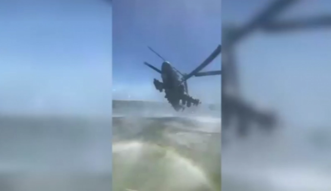 Неверојатна акробација на руски борбен хеликоптер: Ка-52 „Алигатор“ лебди по вода