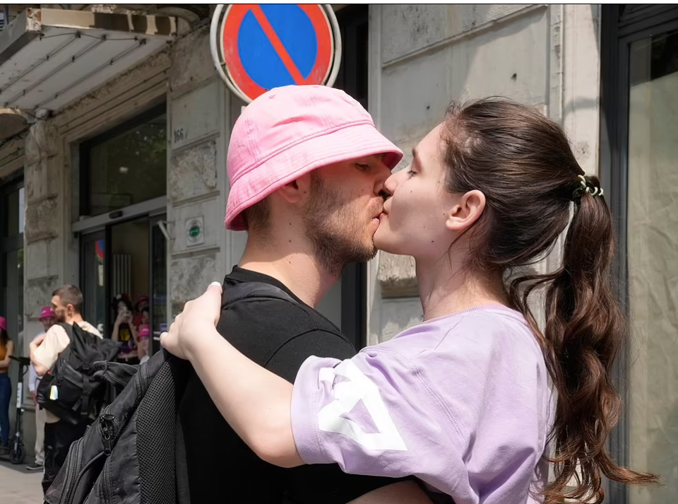 Бакнеж за збогум: Фронтменот на Калуш оркестра од Торино ѝ се приклучи на украинската армија