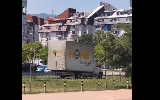 „Струмичка фирма, ним сè им е дозволено“: Камион за мебел низ поминува низ трева за побрзо да излезе на пат