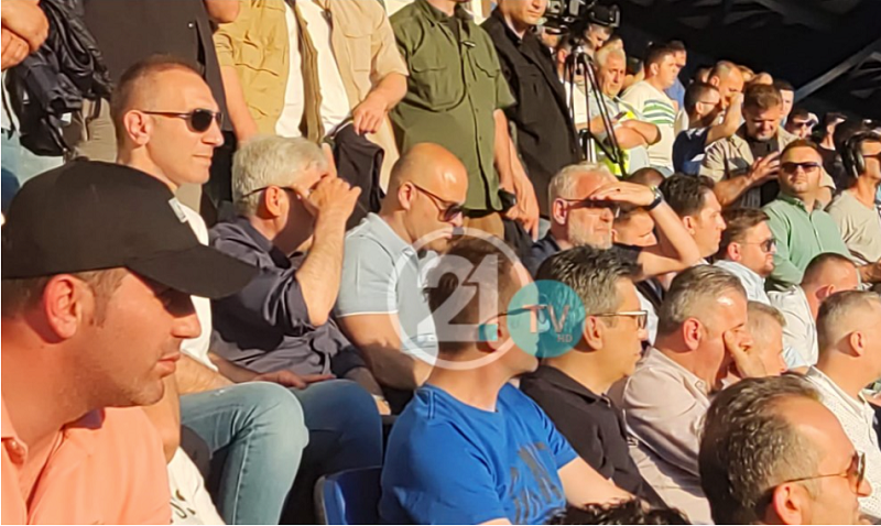 Премиерот меѓу „шверцерите“: Ковачевски, Ахмети, Џафери и Груби ја следеа прославата на ФК Шкупи