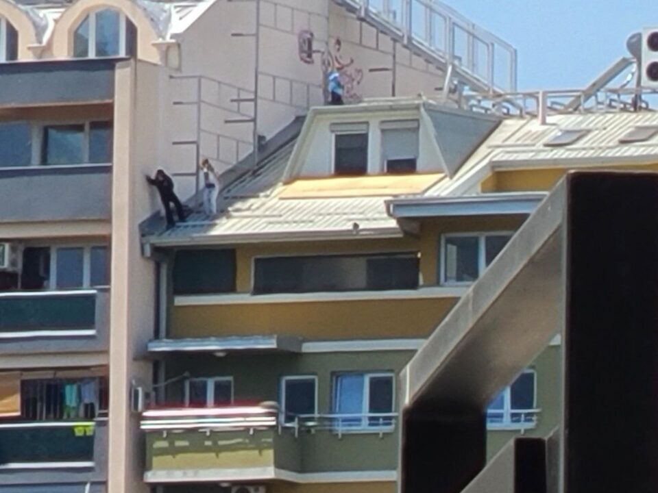 Хорор глетка: Деца качени на кров од висококатница во скопско Тафталиџе