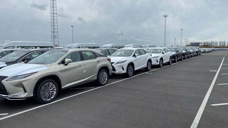 Над 8.000 луксузни автомобили заглавени во белгиско пристаниште поради санкциите против Русија