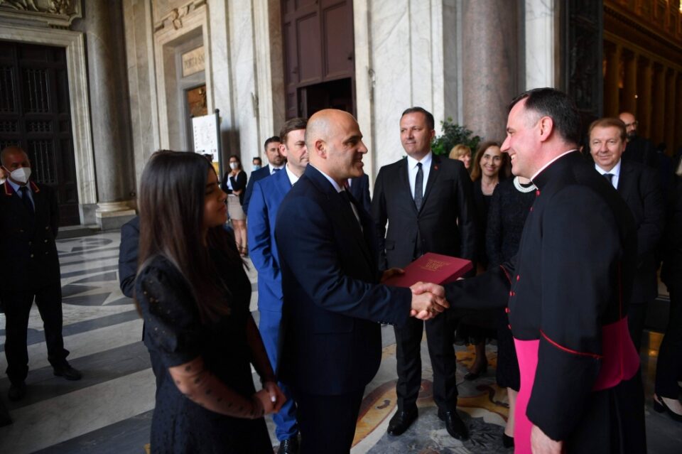 Оддавање почит пред гробот на Св. Кирил – Владина делегација втор ден во Рим