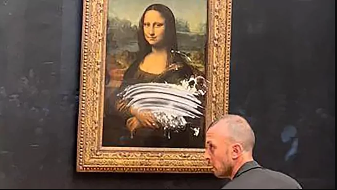 Маскиран напаѓач во инвалидска количка фрлил торта врз Мона Лиза во Лувр