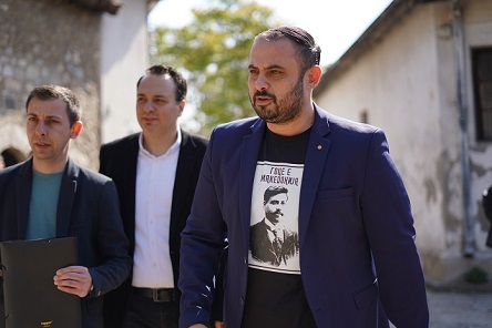 Со маичка „Гоце е Македонија“ Ѓорѓиевски се поклони пред гробот во Свети Спас