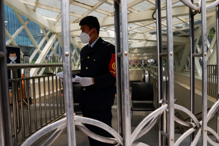 Пекинг затвори 10 отсто од градските станици на метрото поради короната