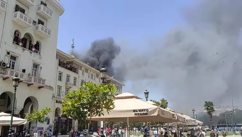 Голем пожар во центарот на Солун, спасени 44 лица, повредени најмалку двајца