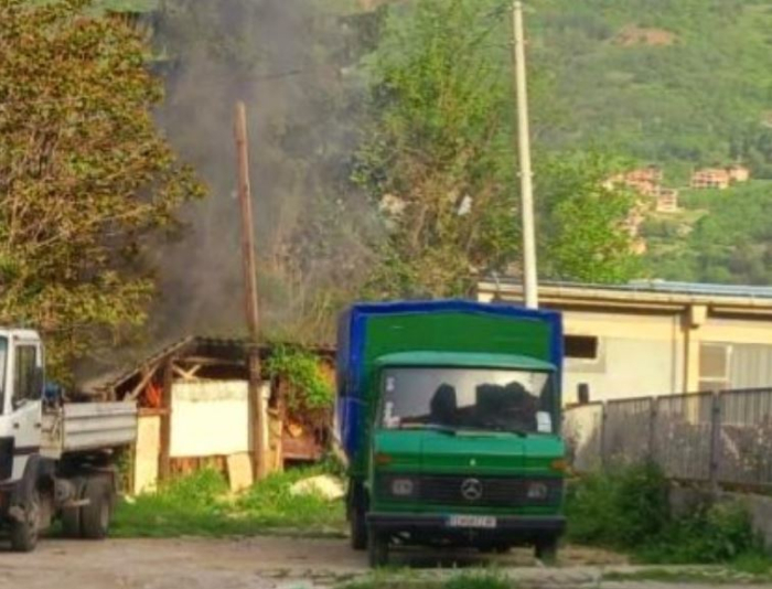 Изгоре напуштен објект во Тетово каде престојувал бездомник, сличен инцидент имаше неодамна