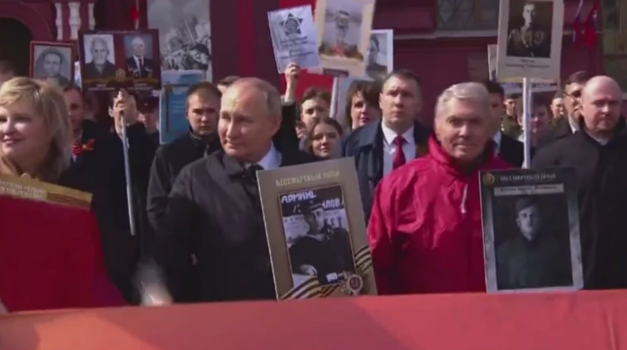 Путин со фотографија од својот татко ја предводеше парадата на Бемртниот полк
