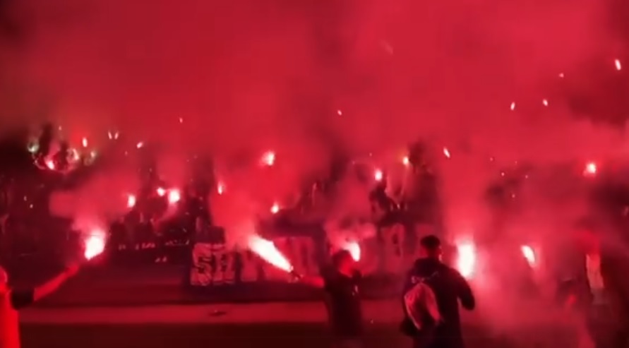 Шверцери го запалија стадионот на Шкупи, прославуваат шампионска титула