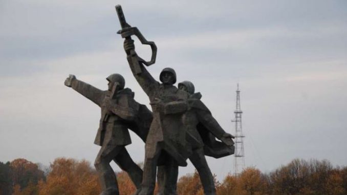 Летонците почнуваат да ги отстрануваат спомениците на советските војници