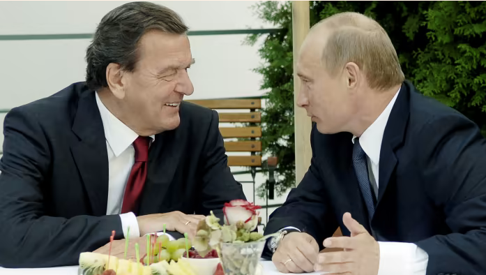 Шредер тврди дека Русија сака војната во Украина да се реши по пат на преговори