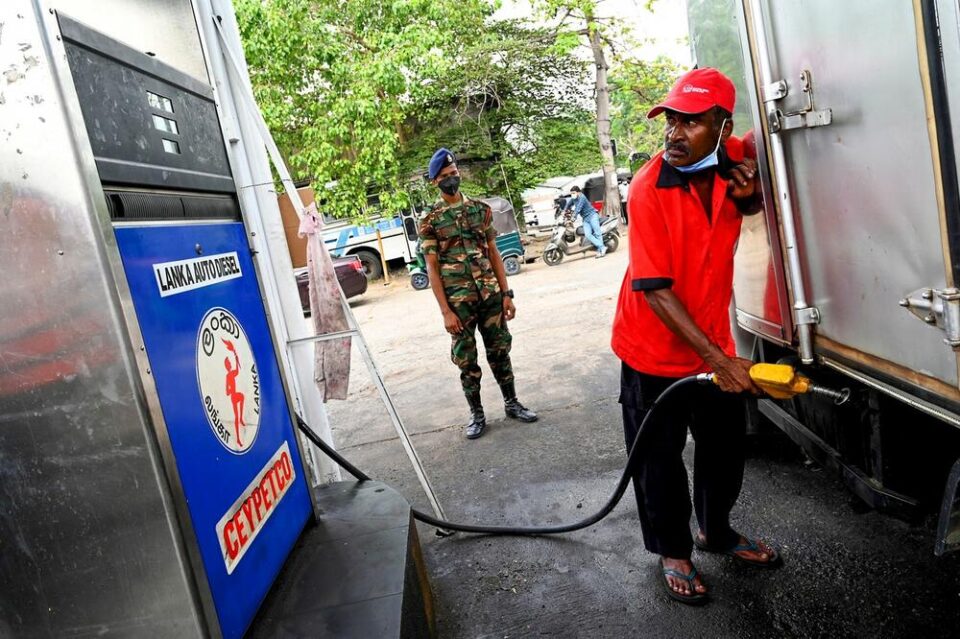 Тешка економска криза: Во Шри Ланка има горива за само уште еден ден