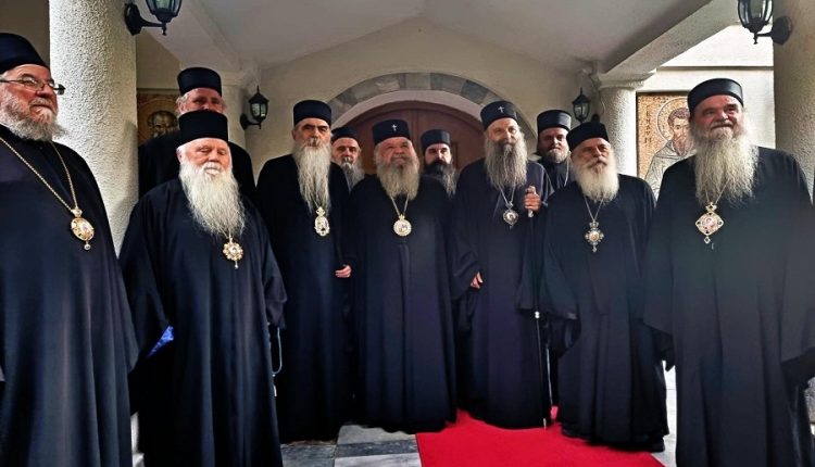 Српскиот патријарх Порфириј пристигна во Скопје, го пречекаа г.г. Стефан и владиците